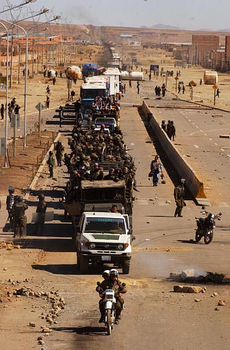 Military convoy leaves El Alto, 13.10.03