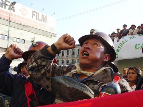 Miners demonstrate in La Paz, 17.10.03