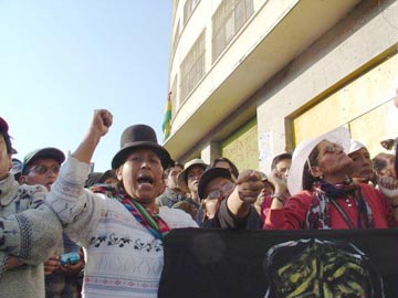 La Paz, women demonstrate, 17.10.03